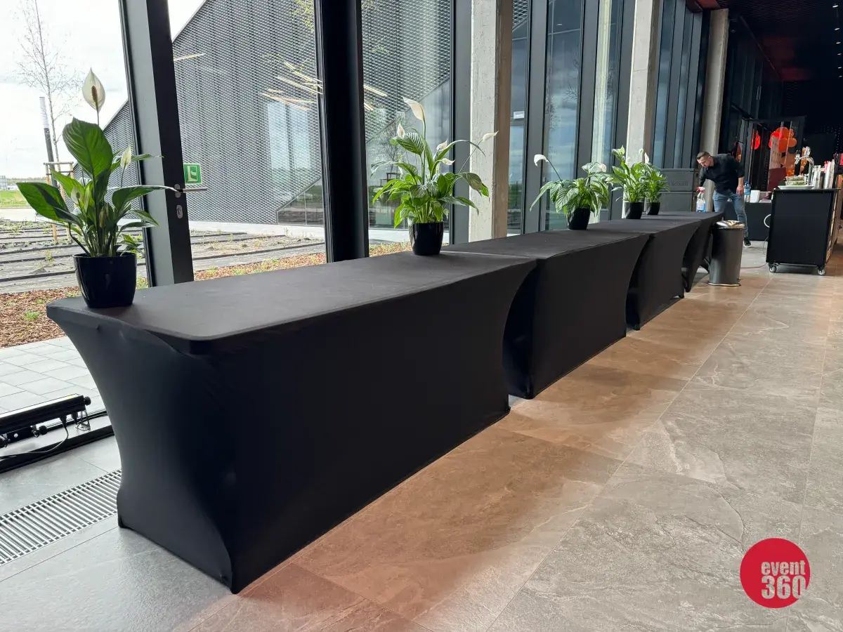 Wynajem stołów cateringowych