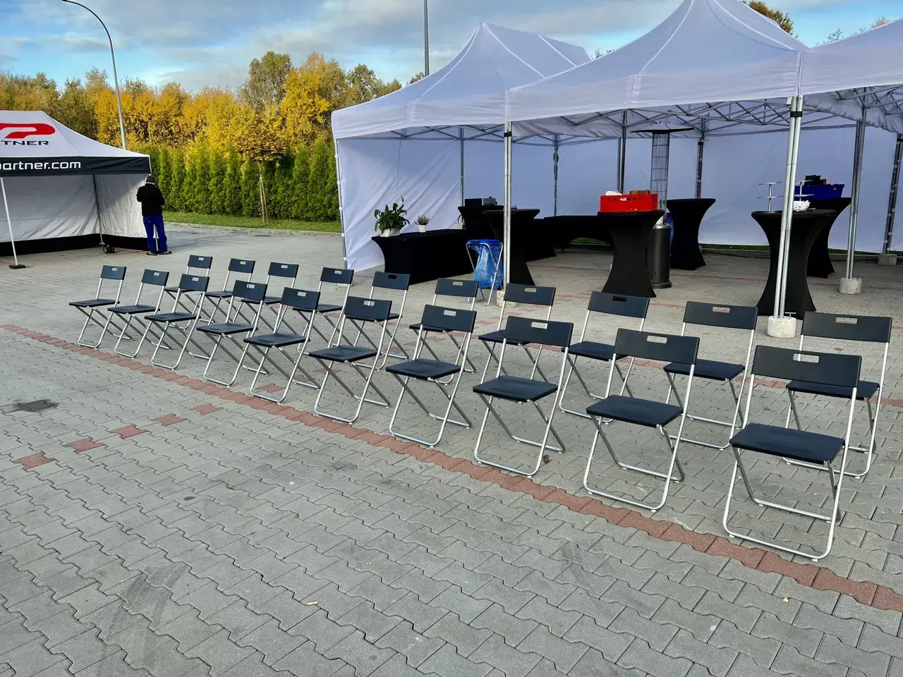 Wynajem krzeseł czarnych plastikowych Rent360