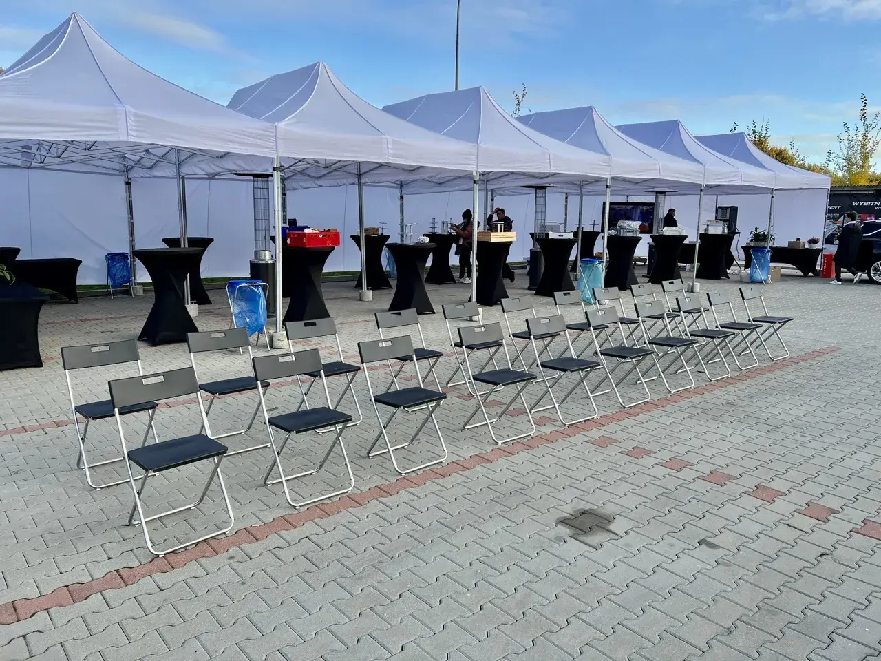 Wynajem krzeseł czarnych plastikowych Rent360
